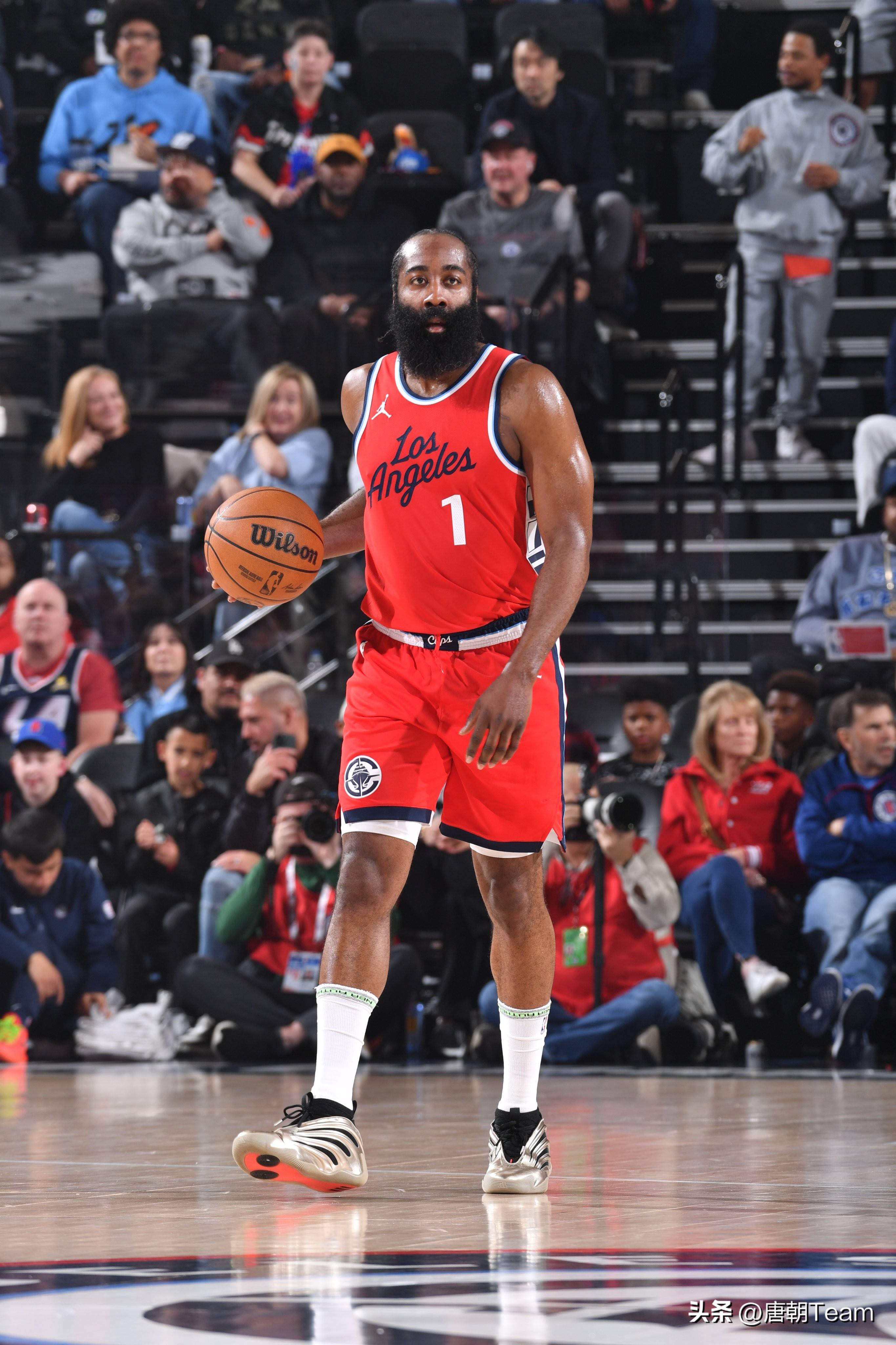 字母哥首秀15分钟狂轰25+10+3+2+2！全能表现惊艳球迷